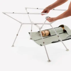 Quechua TABLE DE CAMPING COMPACTE 4/6 PERSONNES - PLATEAU BOIS - POCHE DE RANGEMENT -Camping Promotion Magasin table de camping compacte 46 personnes plateau bois poche de rangement 6